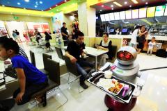 Chine : ce restaurant propose aux clients de se faire servir par des robots