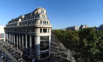 Le « 52 Champs-Elysées », fait peau neuve pour accueillir les Galeries Lafayette