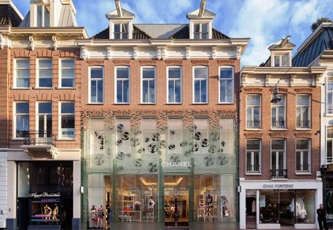 Amsterdam : des briques de verre transforment la façade d’une boutique de luxe